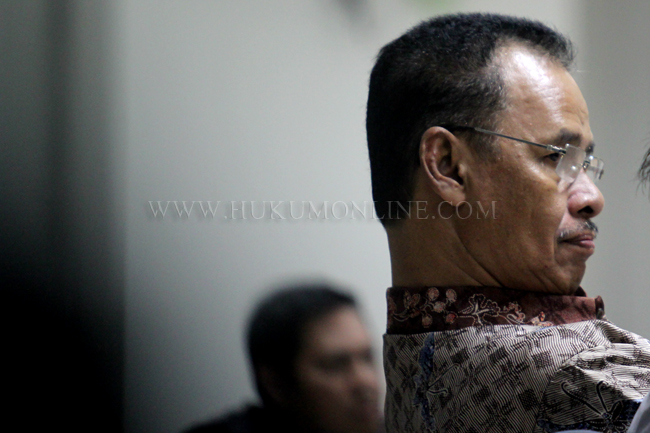Terdakwa Hambit Bintih menjalani sidang pembacaan vonis di Pengadilan Tipikor, Jakarta, Kamis (27/3). Foto: RES
