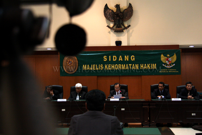 Persidangan MKH terhadap salah satu hakim yang dituduh melakukan perselingkuhan. Foto: RES
