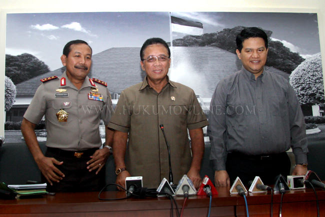 Menko Polhukam Djoko Suyanto (tengah) bersama Wakil Kapolri Komjen Pol. Badrodin Haiti (kiri) dan Ketua KPU Husni Kamil Manik (kanan) memberikan keterangan pers di Kantor Kemenkopolhukam, Jakarta, Senin (7/4). Foto: RES