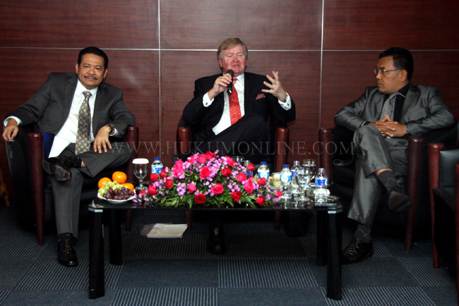 Ketua Umum DPN PERADI Otto Hasibuan (kiri) mendampingi President IBA Michael Reynolds (tengah) di kantor DPN PERADI Jakarta, Kamis (10/4). Foto: RES 