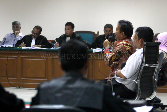 Bupati Tapanuli Tengah Bonaran Situmeang (Batik Merah) saat bersaksi dalam persidangan terdakwa Akil Mochtar di Pengadilan Tipikor Jakarta, Kamis (10/4). Foto: RES 