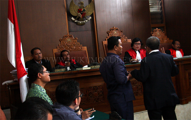 Sugeng Teguh Santosa (berdiri, mengenakan jas) saat menjadi ahli dalam sidang gugatan klien vs ABNR di Pengadilan Negeri Jakarta Selatan. Foto: RES