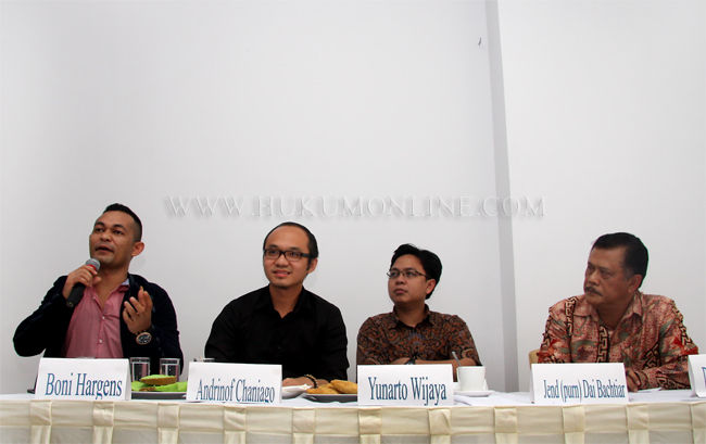 Dari kanan ke kiri: Da'i Bachtiar, Burhanuddin Muhtadi, Yunarto Wijaya, dan Boni Hargens saat menjadi pembicara dalam diskusi pubilk di Jakarta, Selasa (15/4). Foto: RES