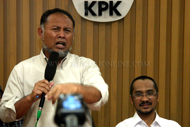 Wakil Ketua KPK Bambang Widjojanto (kiri) dan Ketua KPK Abraham Samad (kanan) saat mengumumkan penetapan Hadi Poernomo sebagai tersangka di Gedung KPK, Senin (21/4). Foto: RES