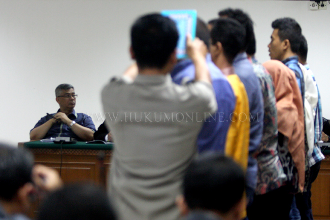 Sejumlah saksi diambil sumpahnya dalam sidang lanjutan dugaan suap sengketa Pilkada di MK dengan terdakwa Akil Mochtar di Pengadilan Tipikor Jakarta, Senin (21/4). Foto: RES