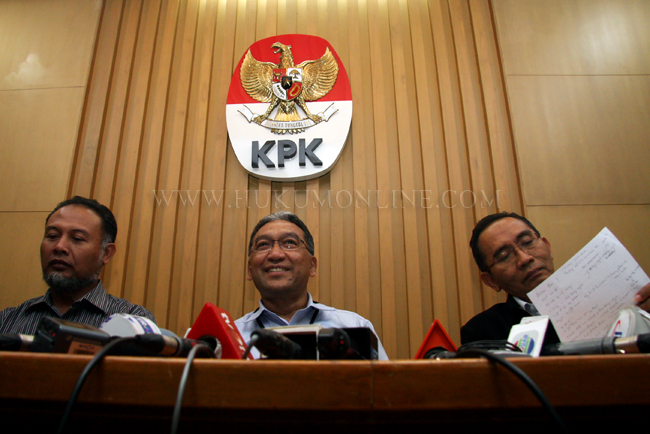 Wakil Ketua KPK Bambang Widjojanto (kiri), Adnan Pandu Praja (kanan) dan Dirjen Pajak Fuad Rahmany (tengah) menyampaikan keterangan usai pertemuan dengan KPK di Gedung KPK Jakarta, Rabu (23/4). Foto: RES