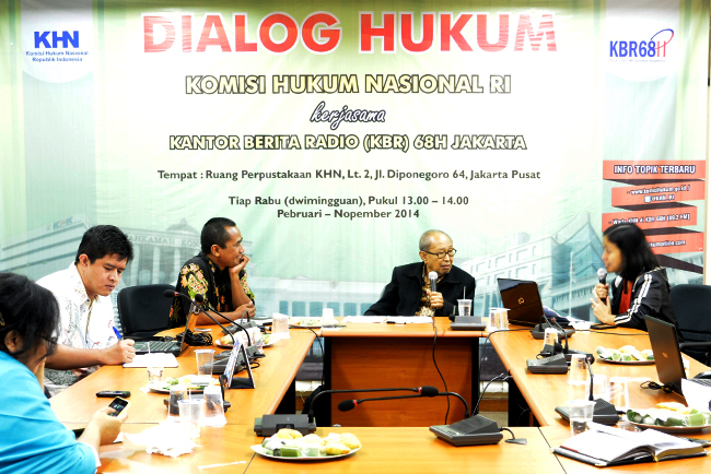 Ketua Perludem Didik Supriyanto (ketiga dari kanan) dan Ketua KHN Prof JE Sahetapy (kedua dari kanan) dalam acara Dialog Hukum KHN, Rabu (30/4). Foto: KHN (Edit: RES)