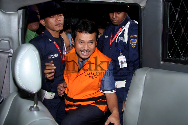 Bupati Bogor Rahmat Yasin saat memasuki mobil Tahanan KPK. Foto: RES