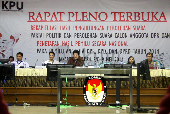 Komisioner KPU pada saat rekapitulasi perhitungan suara Pemilu Legislatif 2014, Jumat (9/5). Foto: RES