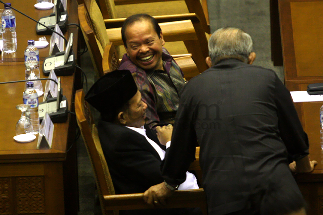 Sutan Bhatoegana (mengenakan batik/tertawa) saat mengikuti rapat di ruang sidang paripurna DPR. Jakarta, Senin (12/5). Foto: RES. 