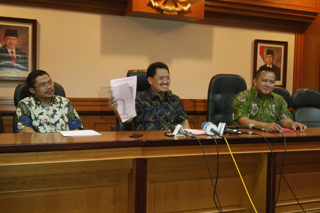 Kajati DKI Jakarta M Adi Toegarisman saat menunjukan Surat Perintah Penyidikan terhadap tersangka Riefan Avrian, Jum’at (16/5). Foto: NOV
 