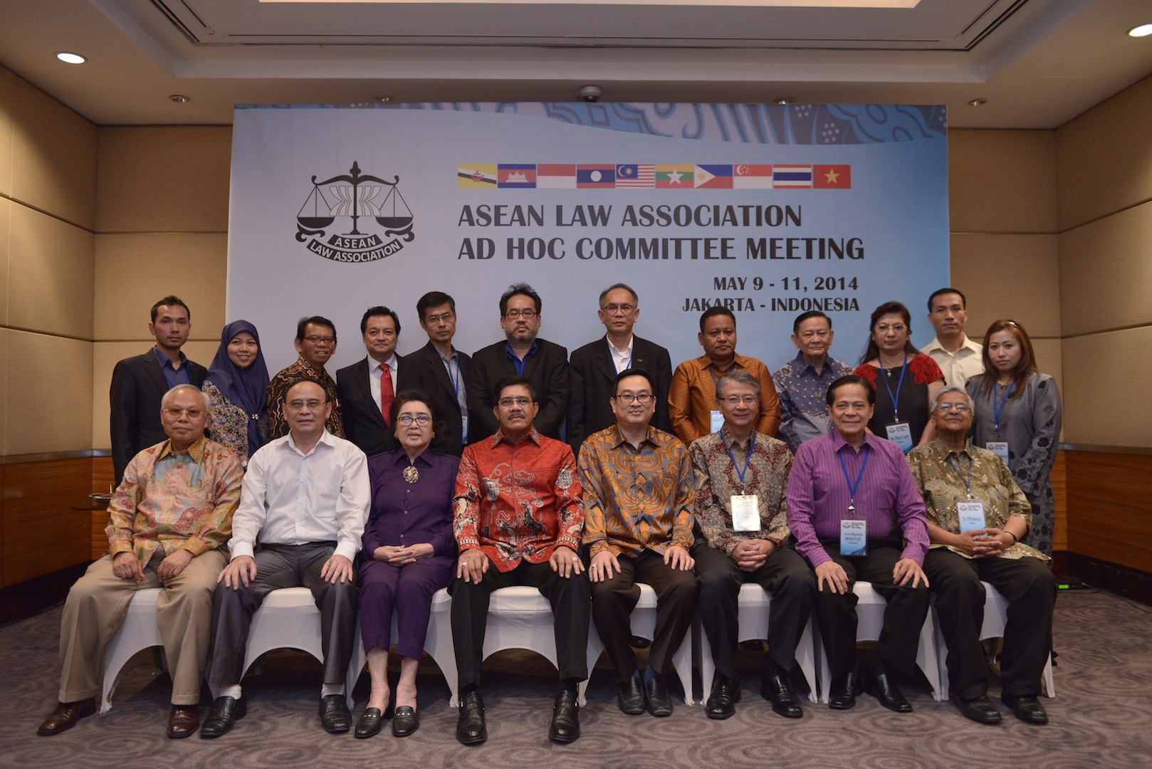 Ketua MA Hatta Ali (Batik Merah) bersama dengan delegasi ASEAN Law Association Ad Hoc Committee di Jakarta, Jumat (9/5). Foto: Humas MA.

