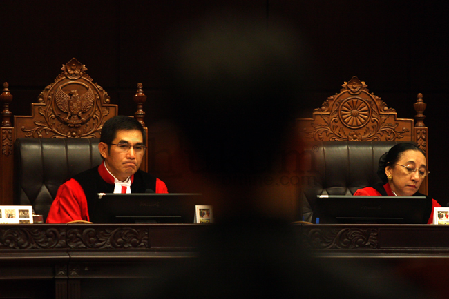 Dua Hakim Konstitusi Hamdan Zoelva dan Maria Farida Indrati. Foto: RES