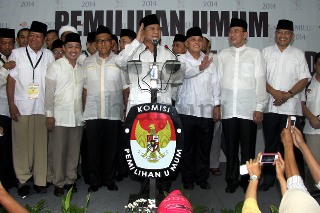 Pasangan Prabowo-Hatta secara resmi sudah mendaftar ke KPU Selasa (20/5). Foto Prabowo bersama pimpinan partai pendukung di KPU. Foto: RES