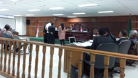 Rudy Alfonso, jaksa, Ratu Atut dan pengacaranya, memverifikasi barang bukti surat kuasa di depan majelis hakim Pengadilan Tipikor Jakarta. Foto: MYS