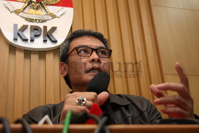 Juru Bicara KPK Johan Budi saat menggelar konferensi pers penetapan Menag Suryadharma Ali sebagai tersangka, Kamis (22/5). Foto: RES. 