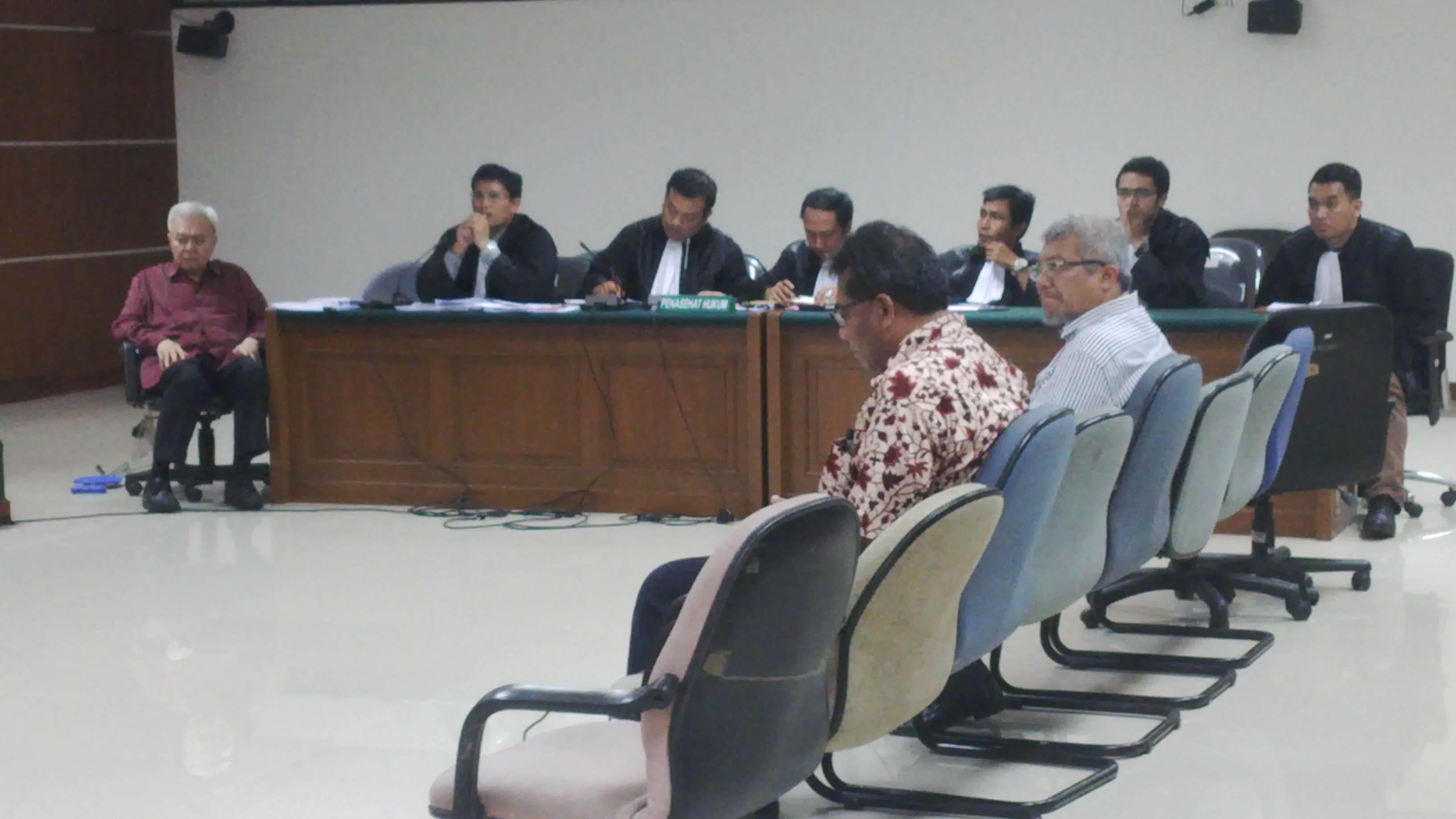 Mantan Menhut MS Kaban (berkemeja putih bergaris-garis) saat menjadi saksi dalam sidang korupsi atas terdakwa Anggoro Widjojo di Pengadilan Tipikor Jakarta, Rabu (28/5). Foto: NOV. 