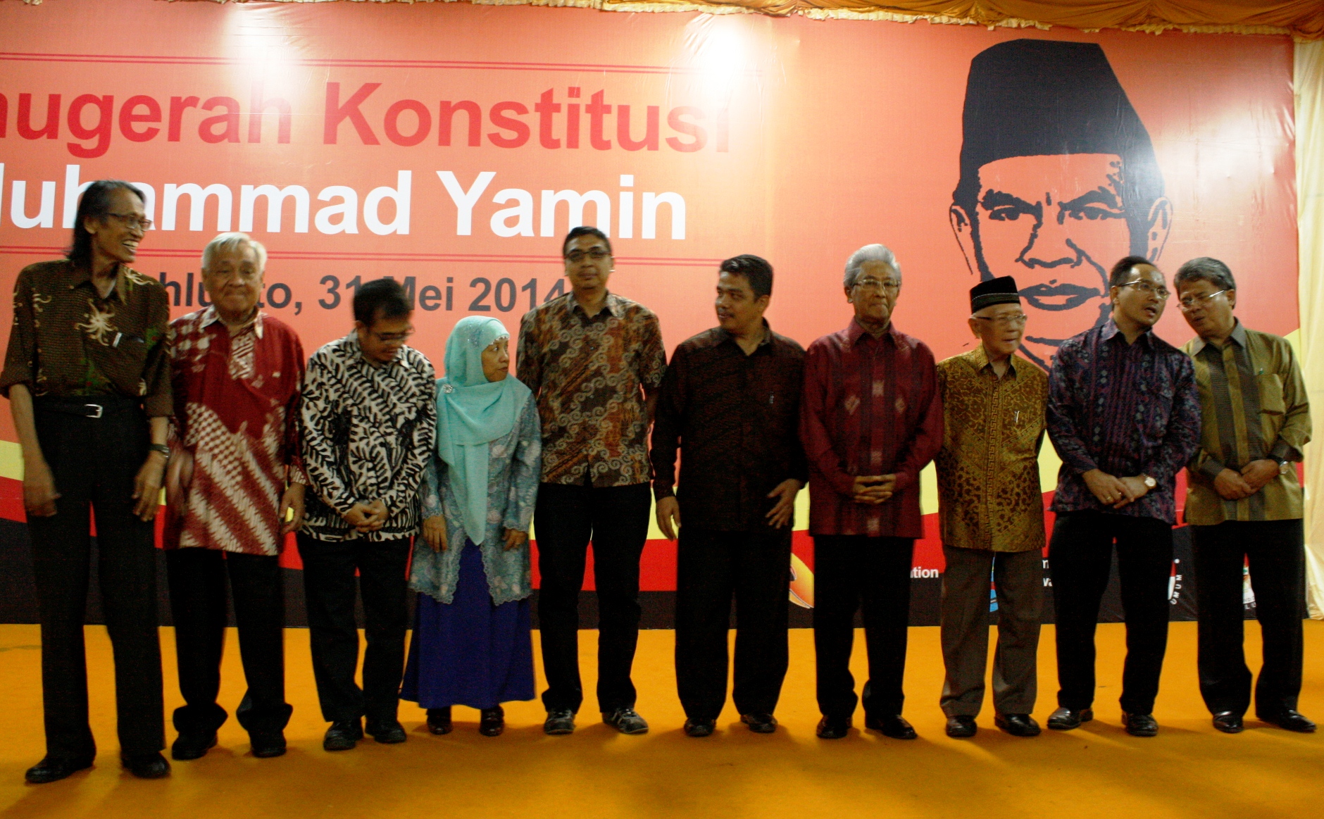 Tiga penerima Muhammad Yamin Award: Adnan Buyung Nasution (empat dari kanan), Sri Soemantri (ketiga dari kanan), dan Budiman Tanuredjo (kedua dari kanan). Foto: Istimewa 