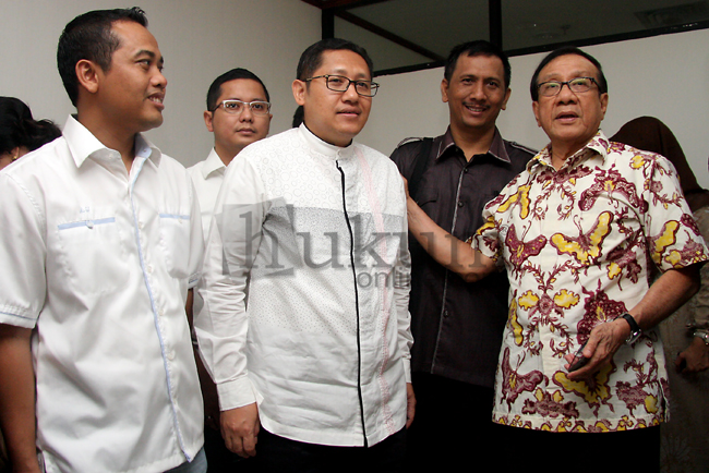 Politisi senior Partai Golkar Akbar Tandjung menyambangi Gedung Pengadilan Tipikor Jakarta untuk menyaksikan sidang atas terdakwa korupsi hambalang Anas Urbaningrum, Jumat (6/6). Foto: RES.