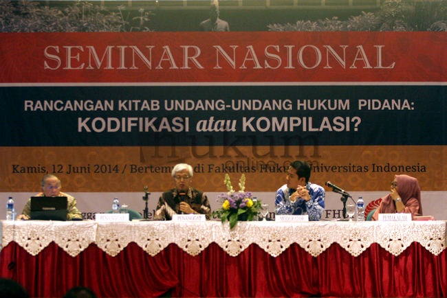 Para Pembicara dalam Seminar Rancangan KUHP Kodifikasi atau Kompilasi, Jakarta, Kamis (12/6). Foto: RES
