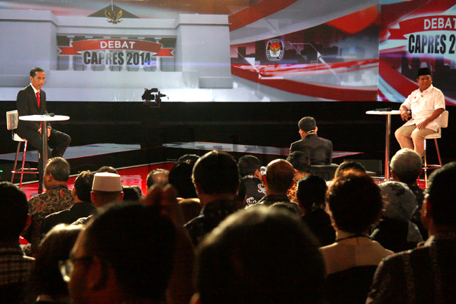 Dua Calon Presiden RI Prabowo Subianto (kanan) dan Joko Widodo (kiri) menjalani debat calon presiden yang diselenggarakan KPU, Minggu (15/6). Foto: RES