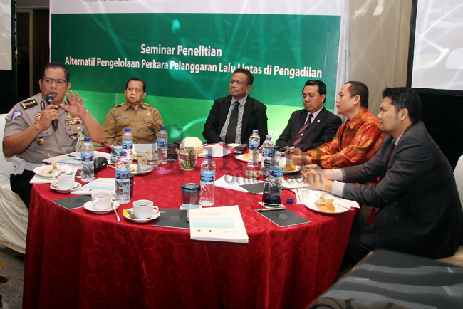 Para pembicara dalam diskusi mengenai tilang yang diselenggarakan Pusat Studi Hukum dan Kebijakan Indonesia (PSHK) dan Puslitbang MA di Jakarta, Selasa (17/6). Foto; RES
