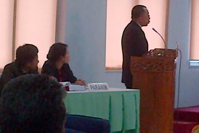 Taqiyuddin Kadir (berdiri) saat sidang doktor di Universitas Jayabaya. Foto: Istimewa