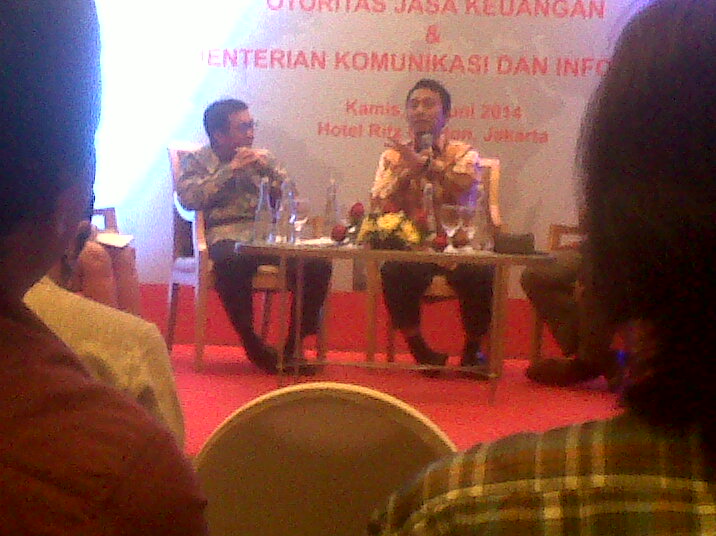 Muliaman D Hadad dan Tifatul Sembiring dalam konferensi pers di Jakarta, Kamis (19/6). Foto: FAT