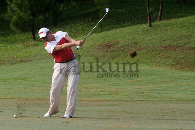 Aksi salah satu peserta HKHPM Golf Tournament 2014. Foto: RES