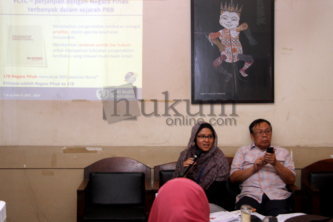 Dina Kania dari WHO Indonesia (Kiri) dan Kartono Mohamad dari Komnas Pengendalian Tembakau (kanan) dalam acara diskusi publik di Jakarta, Kamis (19/6). Foto: RES