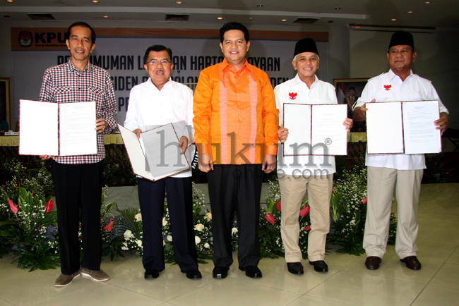 Jokowi-JK (kiri) dan Prabowo-Hatta (kanan) bersama Ketua KPU Husni Kamil Manik (tengah) saat pengumuman laporan harta kekayaan capres-cawapres. Foto: RES