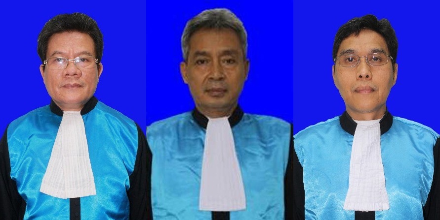 Majelis hakim PTTUN DKI Jakarta yang mengabulkan eksepsi Patrialis Akbar, dari kiri ke kanan: Arifin Marpaung, Sugiya, dan Iswan Herwin. Foto: www.pttun-jakarta.go.id (Edit)
