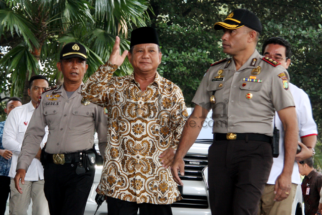 Prabowo Subianto (Batik) digugat ke PN Jakpus karena diduga terlibat kasus penculikan. Foto: RES. 