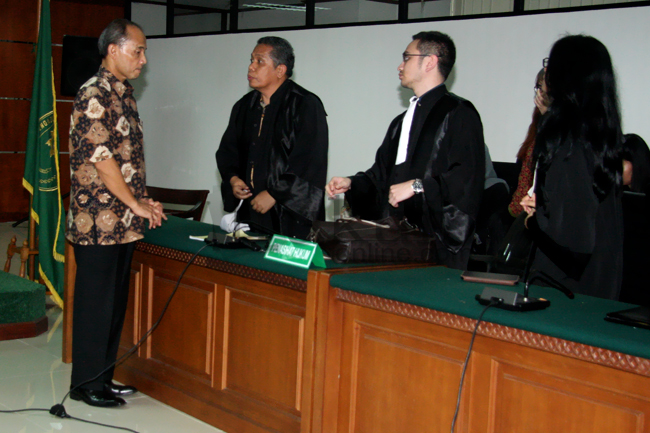 Mantan Deputi Gubernur Bank Indonesia Budi Mulya menjalani sidang pembacaan vonis di Pengadilan Tipikor, Jakarta, Rabu (16/7). Foto: RES. 