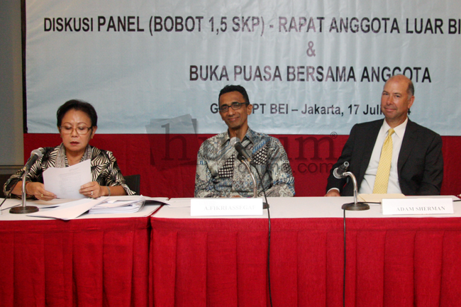 Kiri-Kanan, Sri Indrastuti, A Fikri Assegaf dan Adam Sherman saat menjadi pembicara di acara Diskusi Panel dan Rapat Anggota Luar Biasa Tahun 2014 HKHPM. Jakarta, Kamis (17/7). Foto: RES