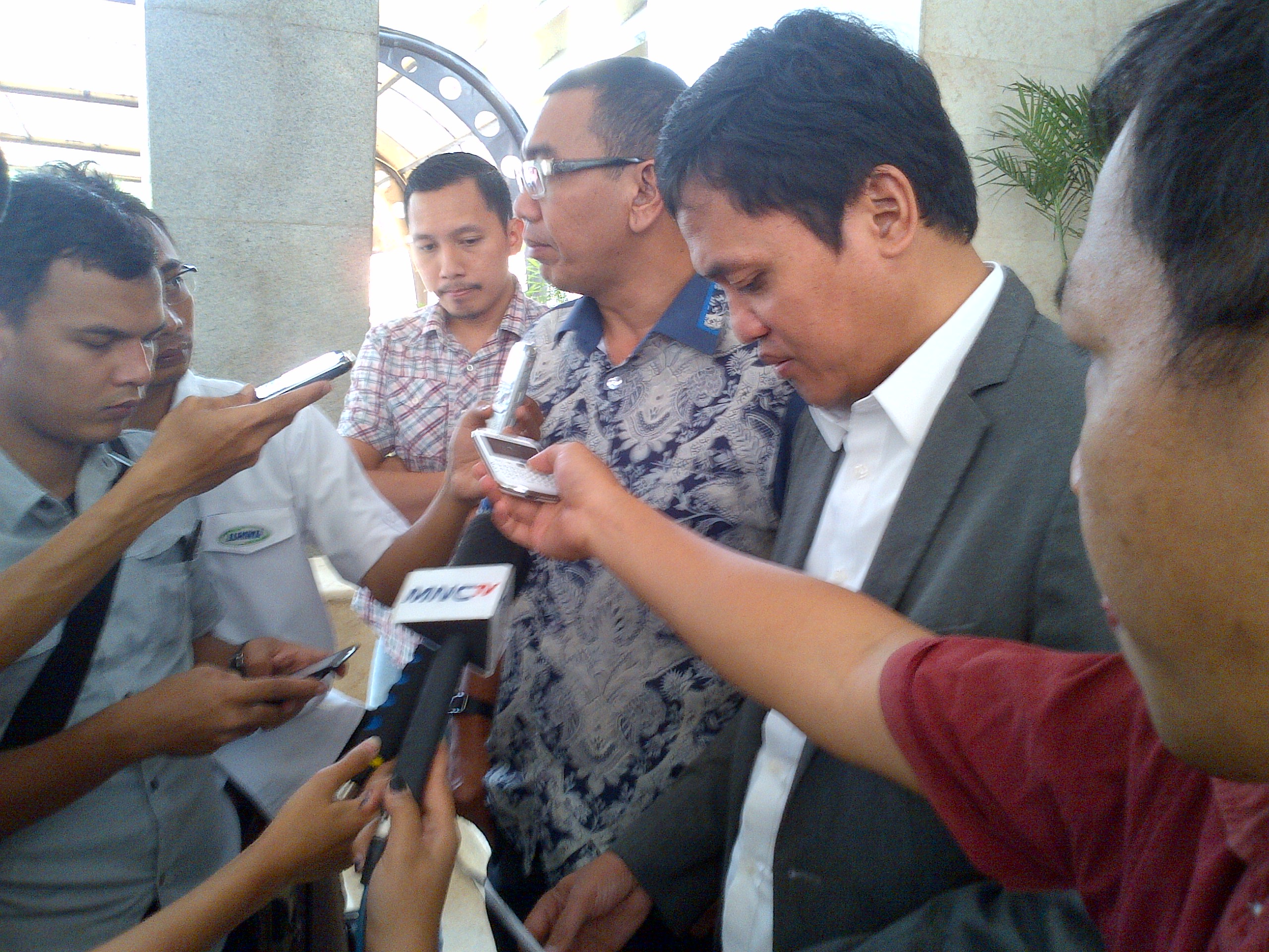 Arya Sinulingga dan pengacaranya Habiburohkman melaporkan Tempo Online di Bareskrim, Jumat (18/7). Foto: RFQ