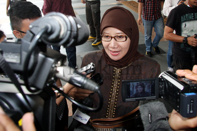 Anggota DPR Komisi X Reni Marlinawati usai memenuhi panggilan penyidik KPK untuk diperiksa terkait kasus dugaan korupsi dana haji Kemenag di gedung KPK, Senin (21/7). Foto: RES. 