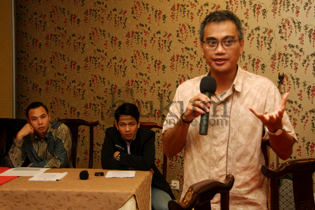 Johannes C. Sahetapy-Engel (Kanna) saat menjadi pembicara di acara diskusi yang diadakan AAI Jakarta, Kamis (17/7). Foto: RES. 