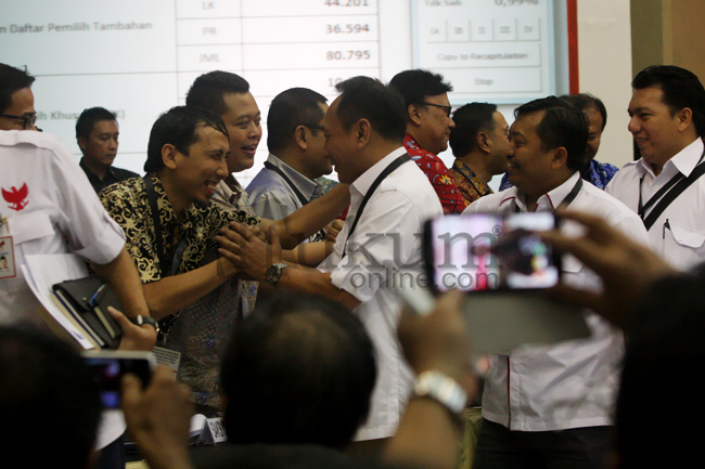 Tim saksi Prabowo-Hatta sempat bersalaman dengan tim saksi Jokowi-JK sebelum walk out, Selasa (22/7). Foto: RES