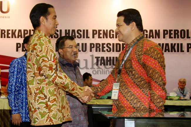 Jokowi bersalaman dengan Ketua KPU Husni Kamil Manik disaksikan oleh Jusuf Kalla saat pengumuman hasil akhir rekapitulasi Pilpres 2014, Selasa (22/7). Foto: RES