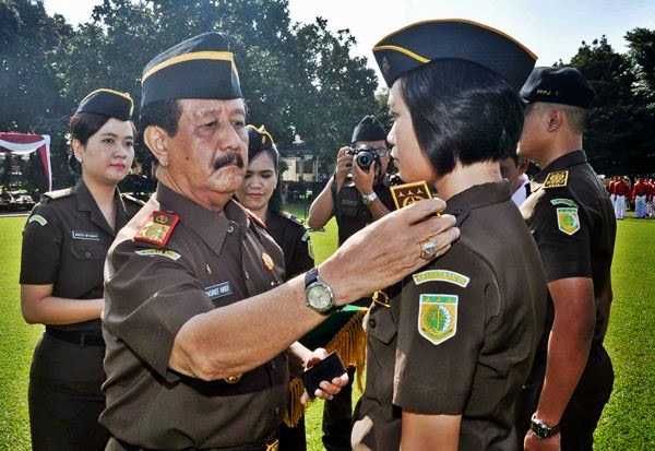 Jaksa Agung Basrief Arief menyematkan tanda pangkat siswa perempuan Pendidikan Pembentukan Jaksa (Ilustrasi). Foto: www.wartabadiklat.info. 
