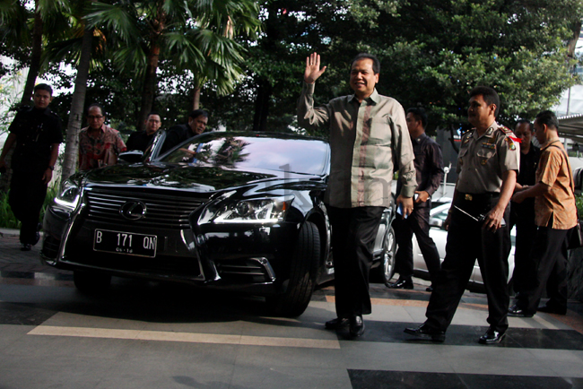 Menteri Koordinator Perekonomian Chairul Tanjung mendatangi KPK, Rabu (28/5). Suksesor Hatta Rajasa itu mengaku mendatangi KPK untuk membicarakan percepatan pertumbuhan ekonomi dan pencegahan korupsi.