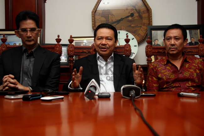 Ketua Umum DPN PERADI Otto Hasibuan (tengah) saat konferensi pers di kantornya, Kamis (24/7). Foto: RES