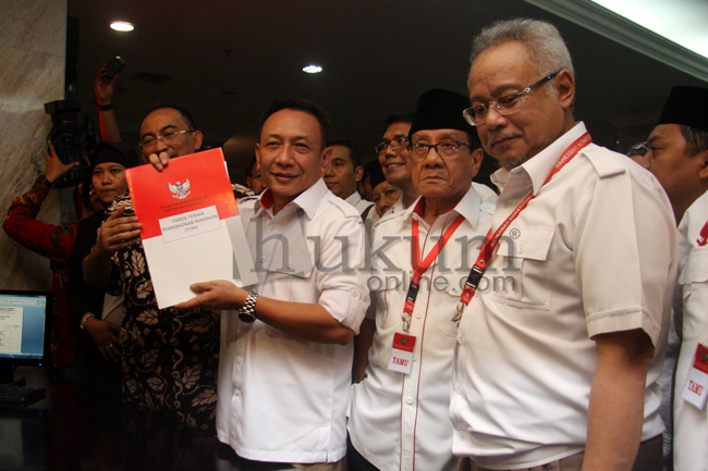 Tim hukum Prabowo-Hatta saat menyerahkan berkas permohonan sengketa Pilpres di Gedung MK, Jumat (25/7). Foto: RES 