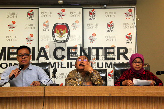 Prof. Ramlan Surbakti (tengah) dan Wahidah Suaib (kanan) saat konferensi pers di Media Center KPU, Senin (4/8).