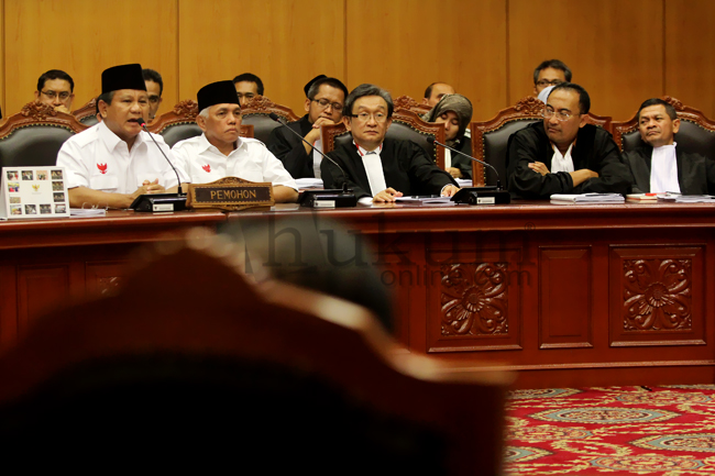 Prabowo-Hatta bersama tim kuasa hukum di persidangan MK. Foto: RES