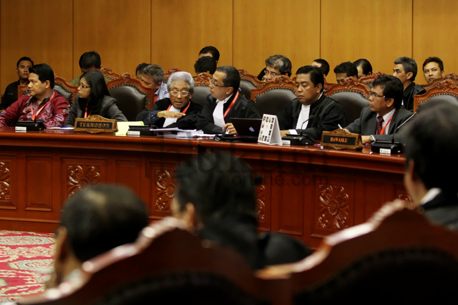 Tim hukum KPU diketuai Adnan Buyung Nasution di persidangan perdana sengketa Pilpres 2014, Rabu (6/8). Foto: RES