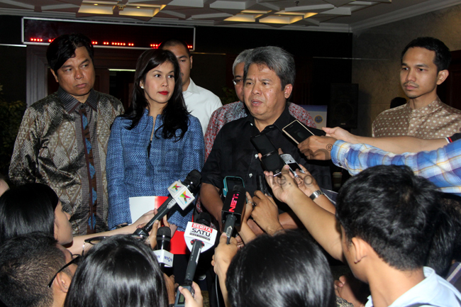 Todung Mulya Lubis (kemeja hitam) didampingi anggota KAUD lainnya memberikan keterangan pers di MK, Kamis (7/8). 