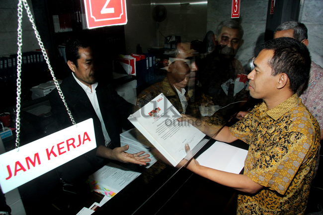 Anggota Tim Pembela Merah Putih, Sahroni saat menyerahkan berkas-berkas perbaikan di MK, Kamis (7/8). Foto: RES