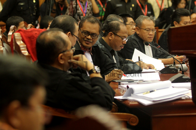 Tim kuasa hukum Jokowi-JK saat persidangan lanjutan PHPU di MK, Jumat (8/8). Foto: RES